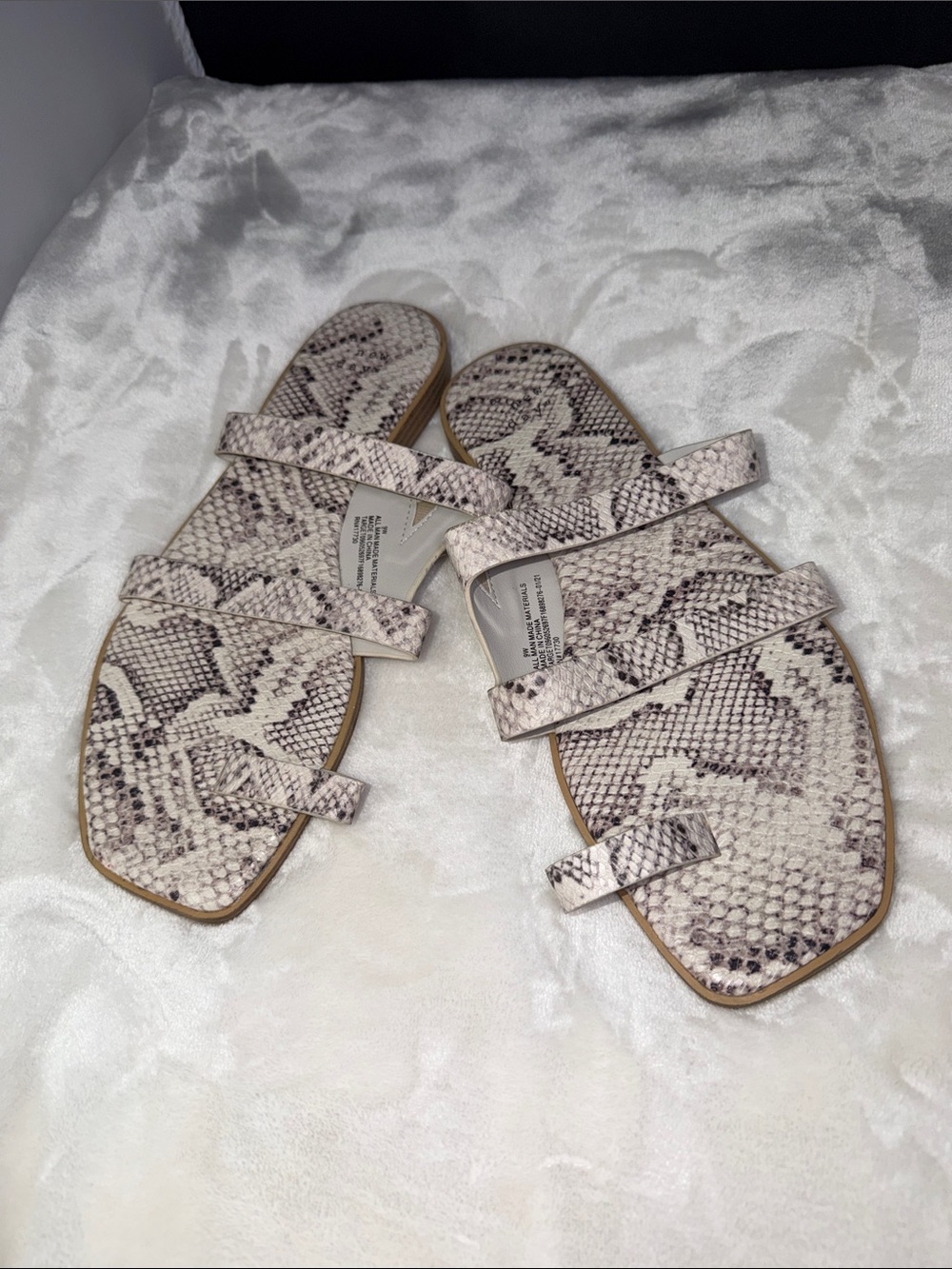 NWT Womens Faux Snake Print Toe Ring Sandals Square Flat Slide Sandals Size 9W